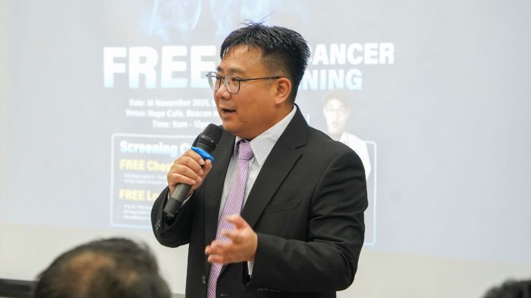 Beacon Hospital doctor giving a speech during the Lung Cancer Screening & Awareness event